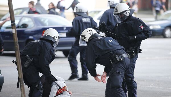 Немачка полиција у сукобу са демонстрантима који у Хамбургу протестују против самита Г20 - Sputnik Србија