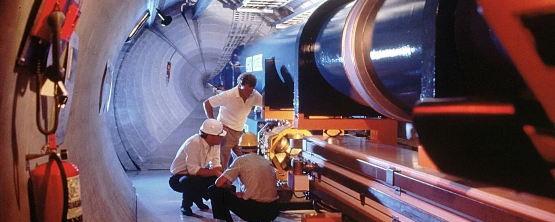 Највећа и најважнија истраживања ЦЕРН-а обављају се у Великом хадронском сударачу, подземном тунелу дугачком 27 километара на граници Швајцарске и Француске - Sputnik Србија, 1920, 02.01.2022