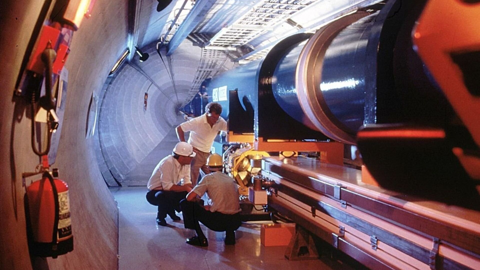 Највећа и најважнија истраживања ЦЕРН-а обављају се у Великом хадронском сударачу, подземном тунелу дугачком 27 километара на граници Швајцарске и Француске - Sputnik Србија, 1920, 02.01.2022