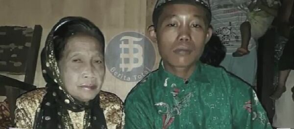 Брачни пар Рохаја (71) и Селамат (16) Риајди. Брачни пар Рохаја (71) и Селамат (16) Риајди. - Sputnik Србија