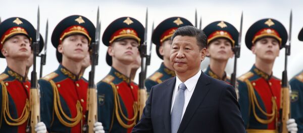 Кинески председник Си Ђинпинг учествује на свечаном пријему након доласка на аеродром у Внукову у Москви Кинески председник Си Ђинпинг учествује на свечаном пријему након доласка на аеродром у Внукову у Москви - Sputnik Србија