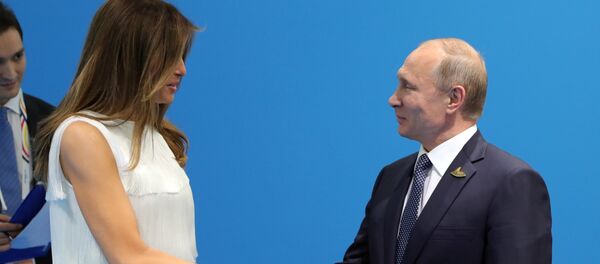 Руски председник Владимир Путин на самиту Г20 рукује се са супругом америчког председника Меланијом Трамп - Sputnik Србија