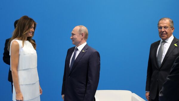 Руски председник Владимир Путин на самиту Г20 рукује се са супругом америчког председника Меланијом Трамп - Sputnik Србија
