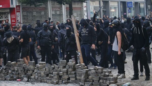 Demonstranti se spremaju da se sukobe sa policijom tokom trajanja samita G20 - Sputnik Srbija