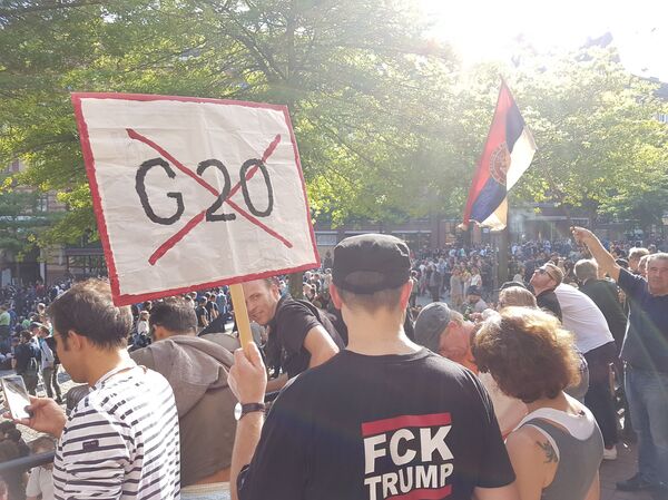 Srpska zastava na protestima u Hamburgu  - Sputnik Srbija