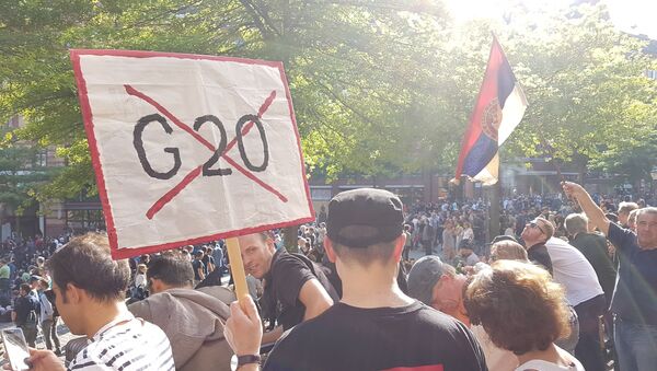 Srpska zastava na protestima u Hamburgu - Sputnik Srbija