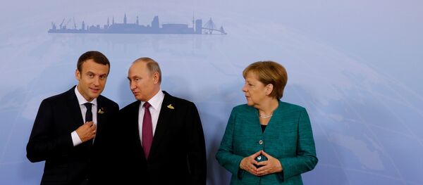 Председник Француске Емануел Макрон, председник Русије Владимир Путин и немачка канцеларка Ангела Меркел пре састанка у оквиру самита Г20 у Хамбургу Председник Француске Емануел Макрон, председник Русије Владимир Путин и немачка канцеларка Ангела Меркел пре састанка у оквиру самита Г20 у Хамбургу - Sputnik Србија