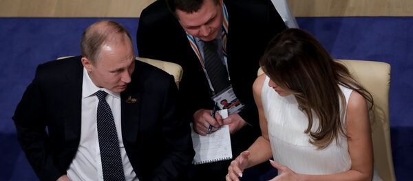 Председник Русије Владимир Путин разговара са Меланијом Трамп током свечане вечере у оквиру самита Г20 у Хамбургу Председник Русије Владимир Путин разговара са Меланијом Трамп током свечане вечере у оквиру самита Г20 у Хамбургу - Sputnik Србија