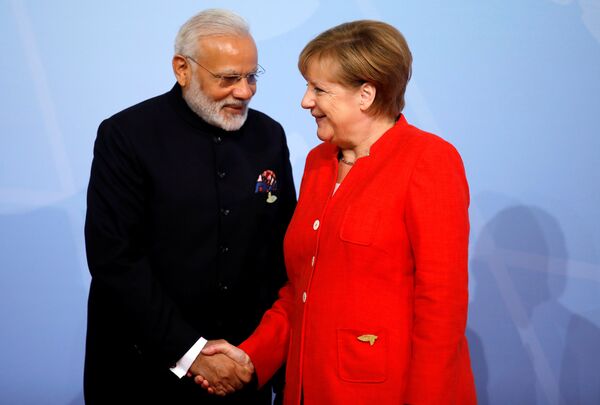 Nemačka kancelarka Angela Merkel i premijer Indije Narendra modi na otvaranju samita G20 u Hamburgu - Sputnik Srbija