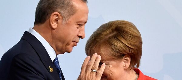 Немачка канцеларка Ангела Меркел и председник Турске Реџеп Тајип Ердоган на отварању самита Г20 у Хамбургу Немачка канцеларка Ангела Меркел и председник Турске Реџеп Тајип Ердоган на отварању самита Г20 у Хамбургу - Sputnik Србија
