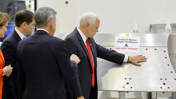 Potpredsednik SAD Majk Pens dodiruje deo opreme na kojoj piše upozorenje Ne dirati u Svemirskom centru Kenedi na Floridi - Sputnik Srbija