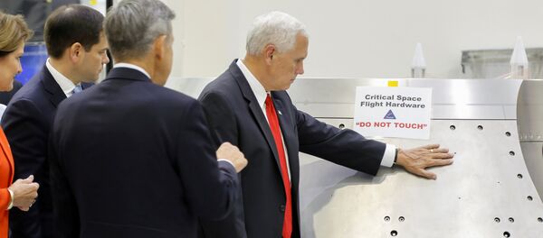 Потпредседник САД Мајк Пенс додирује део опреме на којој пише упозорење Не дирати у Свемирском центру Кенеди на Флориди - Sputnik Србија