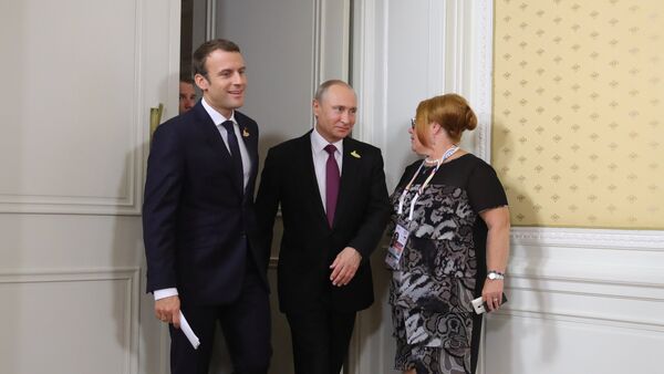 Председници Француске и Русије Емануел Макрон и Владимир Путин на самиту Г20 у Хамбургу - Sputnik Србија