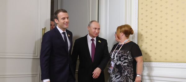 Председници Француске и Русије Емануел Макрон и Владимир Путин на самиту Г20 у Хамбургу - Sputnik Србија