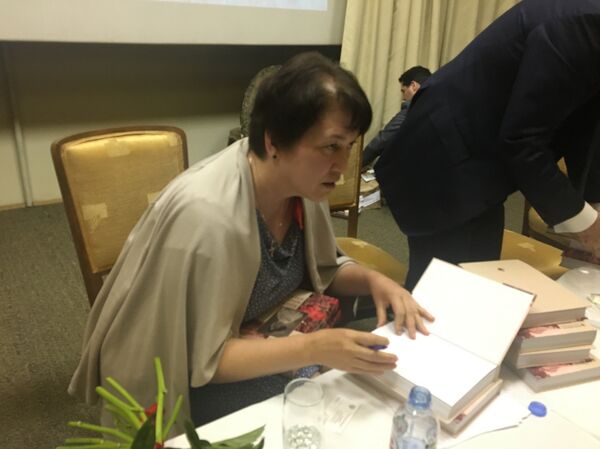 Галина Шевцова потписује своју књигу „Црвени макови за кнегињу“ - Sputnik Србија