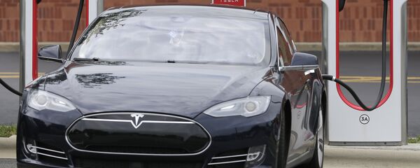 Електрични аутомобил Тесла пуни се на станици у Шарлоту. - Sputnik Србија