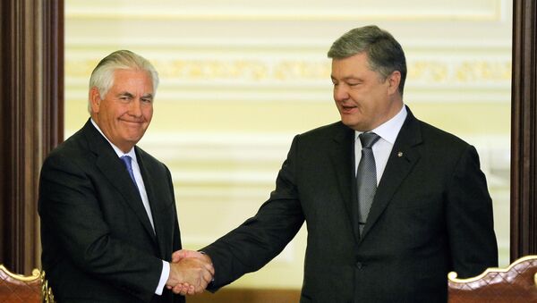 Američki državni sekretar Reks Tilerson i predsednik Ukrajine Petro Porošenko na sastanku u Kijevu - Sputnik Srbija