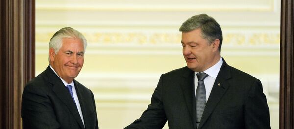 Амерички државни секретар Рекс Тилерсон и председник Украјине Петро Порошенко на састанку у Кијеву - Sputnik Србија