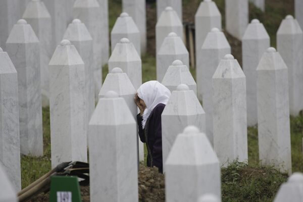 Гробље жртава у Сребреници у Меморијалном центру у Поточарима Гробље жртава у Сребреници у Меморијалном центру у Поточарима - Sputnik Србија