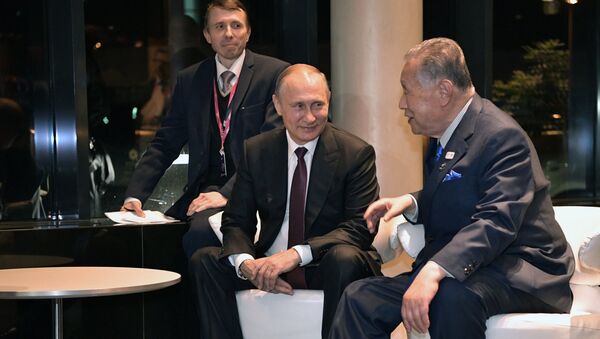 Predsednik Rusije Vladimir Putin i bivši premijer Japana Joširo Mori na sastanku u Ekaterinburgu - Sputnik Srbija