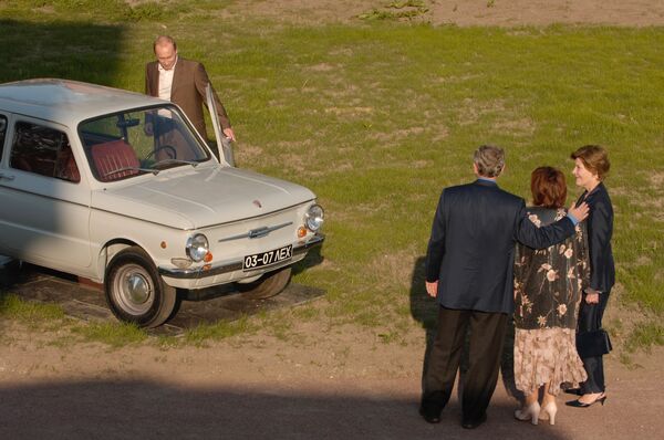 Путин око аутомобила марке Запорожец Путин око аутомобила марке Запорожец - Sputnik Србија