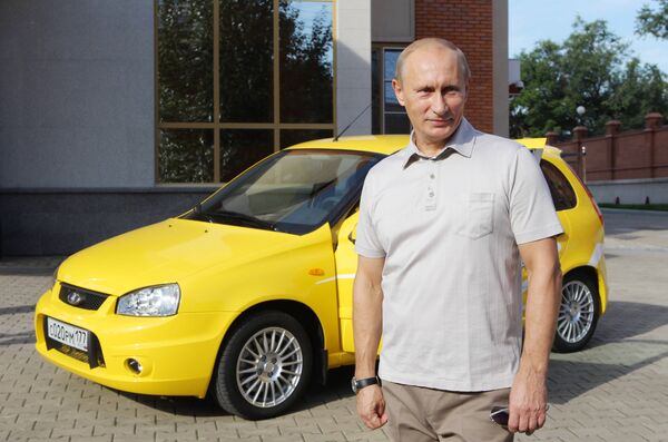 Путин испред аутомобила Лада Калина Путин испред аутомобила Лада Калина - Sputnik Србија