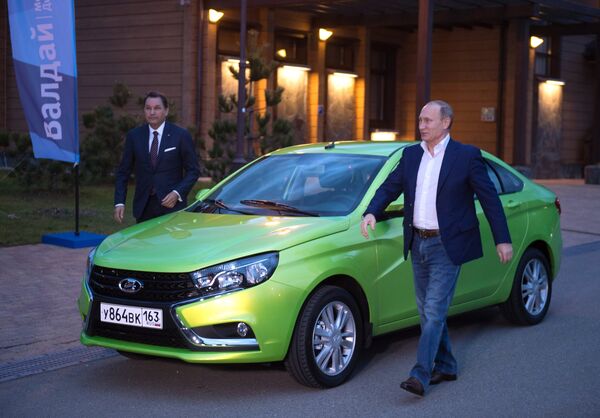 Руски председник Владимир Путин поред Ладе Весте Руски председник Владимир Путин поред Ладе Весте - Sputnik Србија