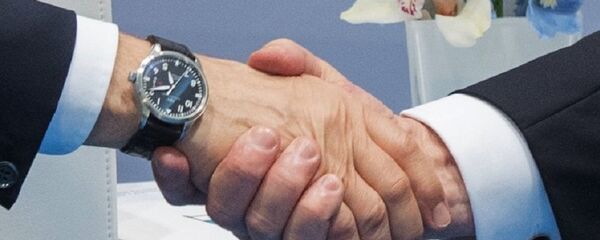 Руковање председника Русије и САД Владимира Путина и Доналда Трампа на састанку у оквиру самита Г20 у Хамбургу Руковање председника Русије и САД Владимира Путина и Доналда Трампа на састанку у оквиру самита Г20 у Хамбургу - Sputnik Србија