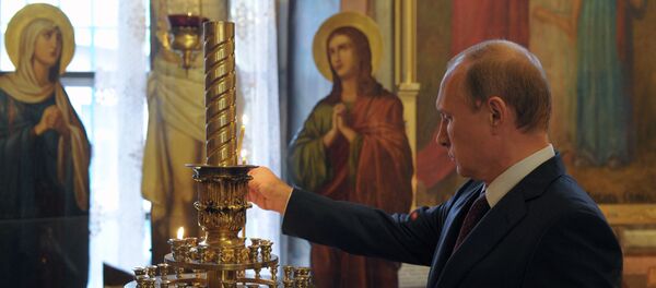 Vladimir Putin pali sveće - Sputnik Srbija