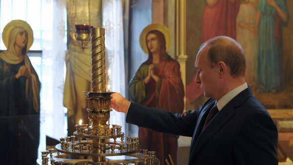 Vladimir Putin pali sveće - Sputnik Srbija