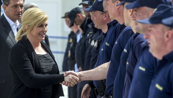Predsednica Hrvatske Kolinda Gabor-Kitarović sa hrvatskim policajcima - Sputnik Srbija