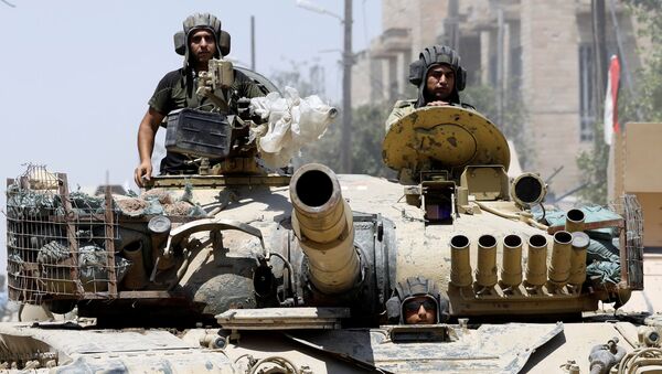 Irački vojnici u tenku napreduju ka pozicijama DAEŠ-a u Starom gradu na istoku Mosula - Sputnik Srbija