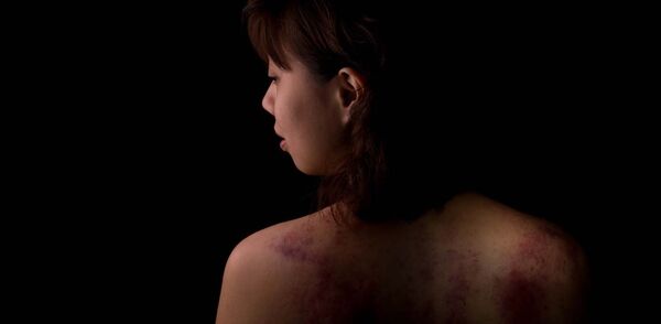 Иза врата карантина: Насилнике не пријављују због страха од одмазде Иза врата карантина: Насилнике не пријављују због страха од одмазде - Sputnik Србија