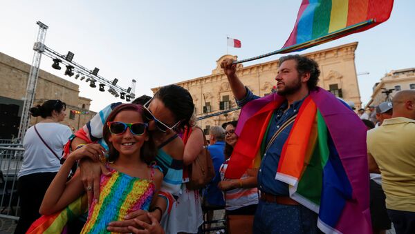 Људи на улицама славе након прогласа о легализацији истополних бракова на Малти - Sputnik Србија