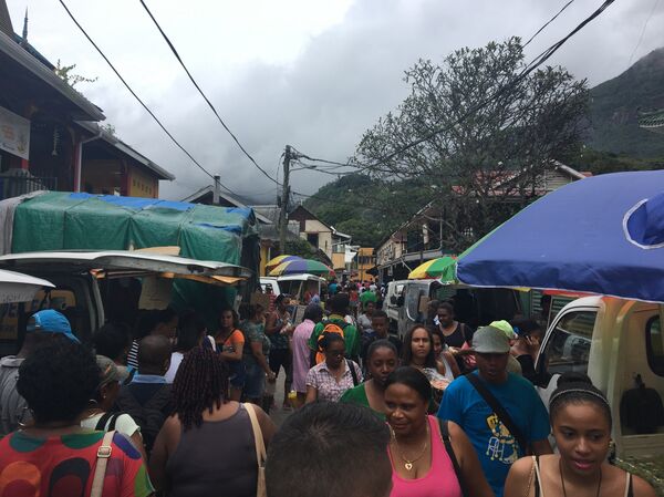 Иако воће и поврће расте на све стране, пијаца је омиљено место становника Викторије. - Sputnik Србија