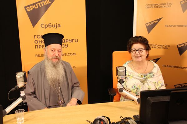 Отац Сергиос и његова супруга Весна Јаношевић били су гости Спутњика током одмора који проводе у Београду. - Sputnik Србија