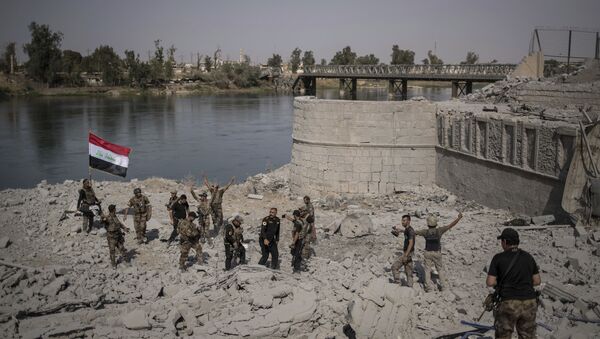 Припадници специјалних ирачких снага славе након доласка до обале реке Тигар у борби против ДАЕШ-а у Старом граду Мосула - Sputnik Србија
