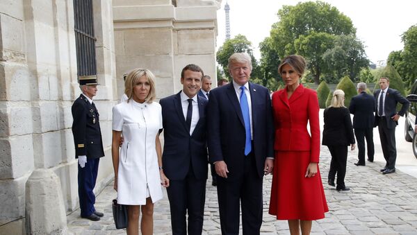 Predsednik Francuske Emanuel Makron sa suprugom Brižit i predsednik SAD Donald Tramp sa suprugom Melanijom u Parizu - Sputnik Srbija