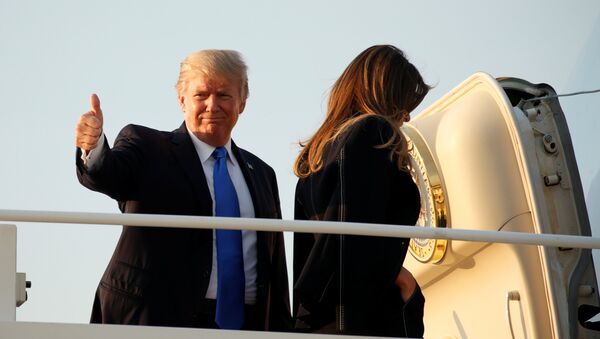 Predsednik SAD Donald Tramp sa suprugom Melanijom ukrcava se u avion u vojnoj bazi Endrjuz u Merilendu - Sputnik Srbija