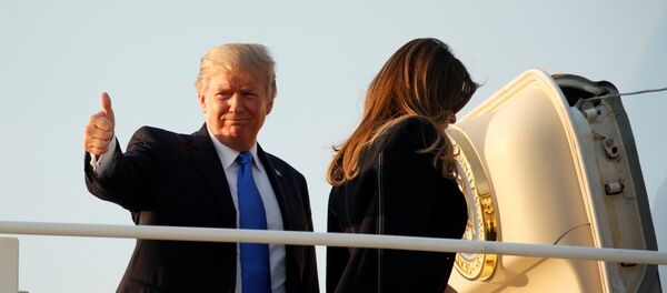 Predsednik SAD Donald Tramp sa suprugom Melanijom ukrcava se u avion u vojnoj bazi Endrjuz u Merilendu - Sputnik Srbija