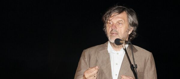 Čuveni režiser Emir Kusturica, organizator festivala „Boljšoj“, na otvaranju petog izdanja festivala u Drvengradu, na Mokroj gori. Čuveni režiser Emir Kusturica, organizator festivala „Boljšoj“, na otvaranju petog izdanja festivala u Drvengradu, na Mokroj gori. - Sputnik Srbija