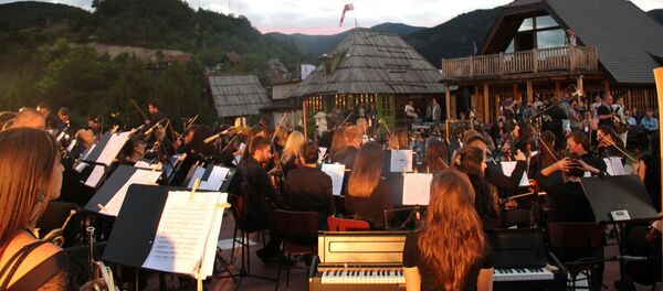 Koncert virtuoza na violini Romana Simovića i Simfonijskog orkestra „Boljšoj“, pod upravom dirigenta Srboljuba Dinića, povodom otvaranja festivala u Drvengradu. - Sputnik Srbija