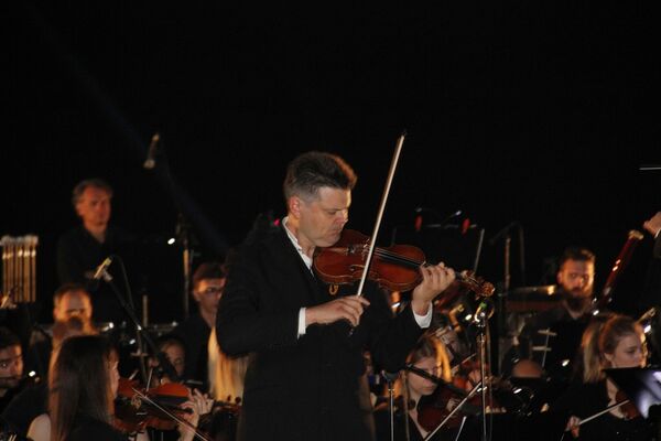 Koncert virtuoza na violini Romana Simovića i Simfonijskog orkestra „Boljšoj“, pod upravom dirigenta Srboljuba Dinića, povodom otvaranja festivala u Drvengradu. - Sputnik Srbija