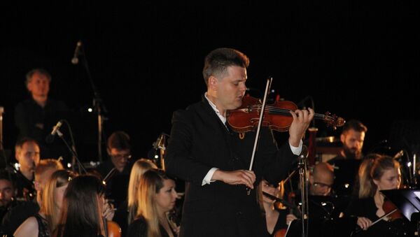 Koncert virtuoza na violini Romana Simovića i Simfonijskog orkestra „Boljšoj“, pod upravom dirigenta Srboljuba Dinića, povodom otvaranja festivala u Drvengradu. - Sputnik Srbija