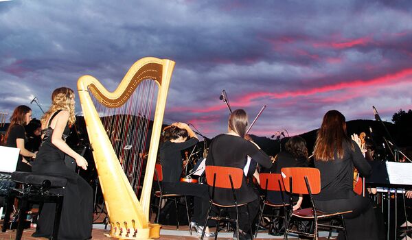 Koncert Simfonijskog orkestra „Boljšoj“, pod upravom dirigenta Srboljuba Dinića, povodom otvaranja festivala u Drvengradu.  - Sputnik Srbija