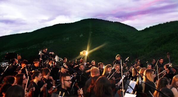 Концерт Симфонијског оркестра „Бољшој“, под управом диригента Србољуба Динића, поводом отварања фестивала у Дрвенграду. - Sputnik Србија