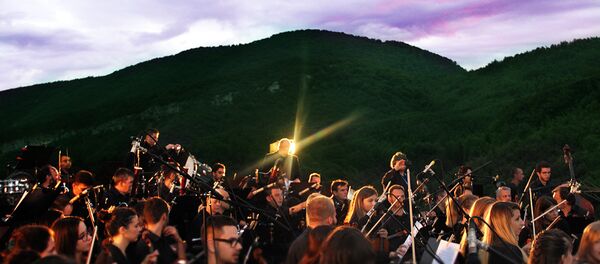 Концерт Симфонијског оркестра „Бољшој“, под управом диригента Србољуба Динића, поводом отварања фестивала у Дрвенграду. - Sputnik Србија