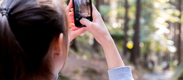 Девојка фотографише мобилним телефоном. - Sputnik Србија