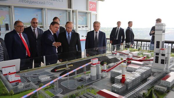 Predsednik Rusije Vladimir Putin posmatra maketu fabrike za proizvodnju gvožđa i Belgorodskoj oblasti - Sputnik Srbija