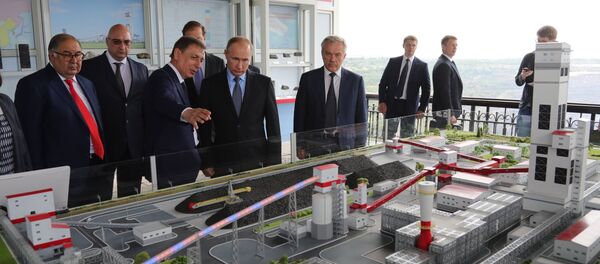 Predsednik Rusije Vladimir Putin posmatra maketu fabrike za proizvodnju gvožđa i Belgorodskoj oblasti - Sputnik Srbija